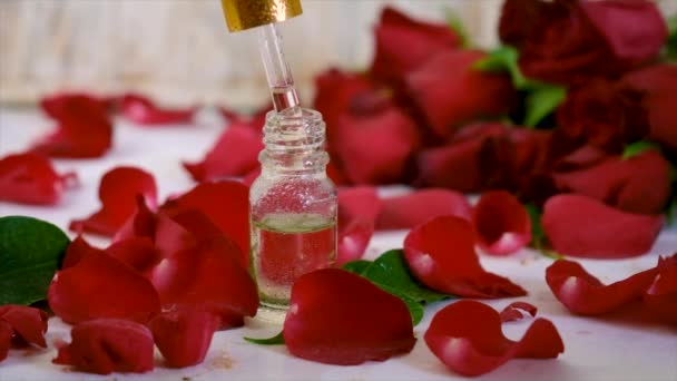 Ätherisches Rosenöl Einer Flasche Selektiver Fokus Natur — Stockvideo