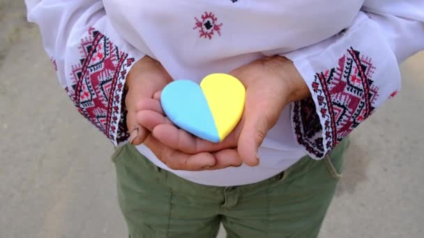 Abuela Sostiene Sus Manos Una Bandera Ucraniana Del Corazón Enfoque — Vídeos de Stock