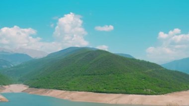 Papakha giymiş bir adam ve ulusal Gürcü kostümü. Seçici odaklanma. İnsanlar.