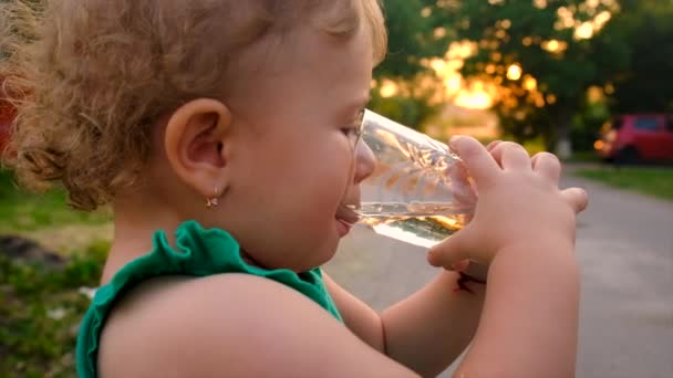 那孩子用杯子喝水 有选择的重点 — 图库视频影像