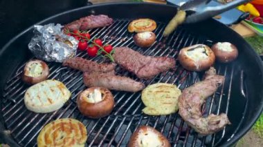 Mangalda sebze ve et. Seçici odaklanma. Yiyecek..