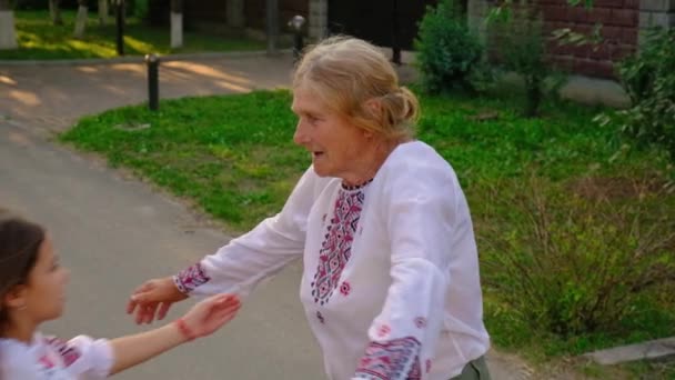 Abuela Nieta Ucraniana Vyshyvanka Enfoque Selectivo Niño — Vídeo de stock