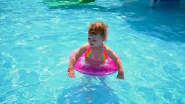 Ένα Παιδί Κολυμπάει Μια Πισίνα Έναν Κύκλο Επιλεκτική Εστίαση Μωρό — Αρχείο Βίντεο