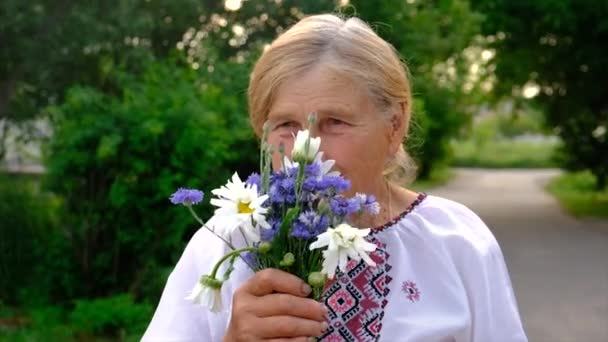这个老妇人对花过敏 有选择的重点 — 图库视频影像
