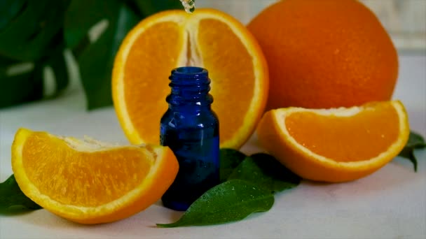 Oranje Etherische Olie Een Fles Selectieve Focus Natuur — Stockvideo