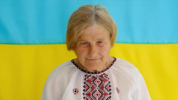 Бабушка Украинский Патриот Вышитой Рубашке Избирательный Фокус Люди — стоковое видео