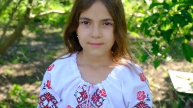 Çocuk ellerine Ukrayna bayrağı asılmış. Seçici odaklanma. Yaz.