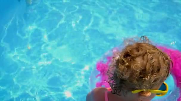 Ребенок Плавает Бассейне Кругом Выборочный Фокус Ребенок — стоковое видео