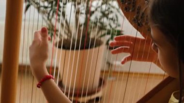 Çocuk arp çalıyor. Seçici odaklanma. Çocuk.