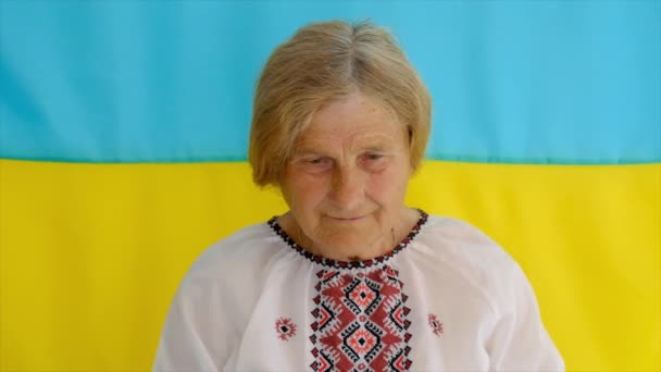 Bedstemor Ukrainsk Patriot Broderet Skjorte Selektiv Fokus Mennesker – Stock-video