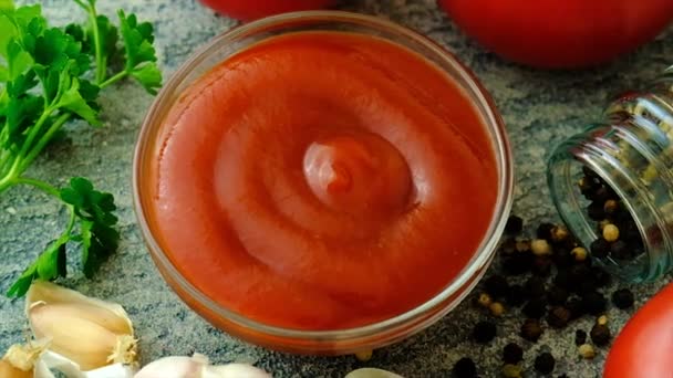 Ketchup Tomaten Tafel Selectieve Focus Voedsel — Stockvideo