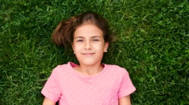 Çocuk elleri boya çizerek park ediyor. Seçici odaklanma. Çocuk.