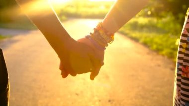 Çocuklar el ele yürür. Seçici odaklanma. Çocuklar,