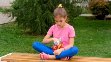 Çocuk parkta cips yiyor. Seçici odaklanma. Çocuk.