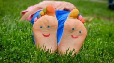 Çimlerin üzerindeki çocuk resim çiziyor. Seçici odaklanma. Çocuk.