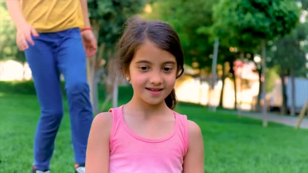 Les Enfants Jouent Dans Parc Sur Herbe Concentration Sélective Nature — Video