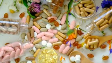 Homeopati ve diyet takviyeleri ile şifalı bitkiler. Seçici odaklanma. Doğa.