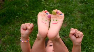 Çimlerin üzerindeki çocuk resim çiziyor. Seçici odaklanma. Çocuk.