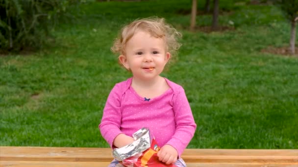 Das Kind Isst Chips Park Selektiver Fokus Kind — Stockvideo