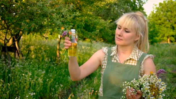 Una Mujer Hace Tintura Herbal Enfoque Selectivo Naturaleza — Vídeos de Stock