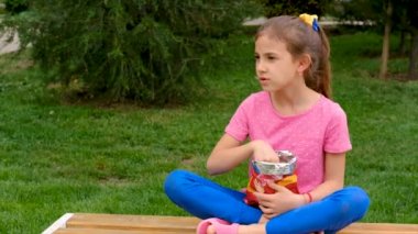 Çocuk parkta cips yiyor. Seçici odaklanma. Çocuk.
