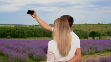 Aşıklar lavanta tarlasında selfie çekerler. Seçici odaklanma. Doğa.