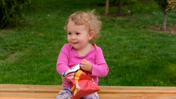 Bambino Mangia Patatine Nel Parco Concentrazione Selettiva Ragazzo — Video Stock