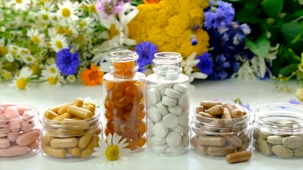 Homeopatía Suplementos Dietéticos Con Hierbas Medicinales Enfoque Selectivo Naturaleza — Vídeo de stock