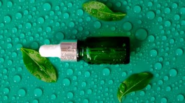 Arka planda su damlaları olan Hyaluronic asit. Seçici odaklanma. Spa.