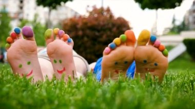 Çimlerin üzerindeki çocuk resim çiziyor. Seçici odaklanma. Çocuk.