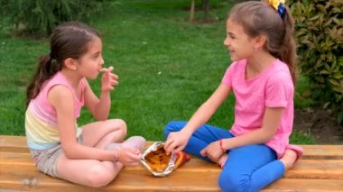 Çocuk parkta cips yiyor. Seçici odaklanma. Çocuk.