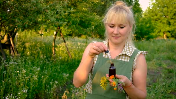 Una Mujer Hace Tintura Herbal Enfoque Selectivo Naturaleza — Vídeos de Stock