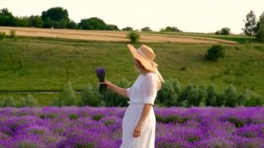 Lavanta tarlasında bir kadın. Seçici odaklanma. Doğa.