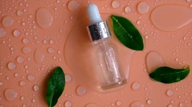 Arka planda su damlaları olan Hyaluronic asit. Seçici odaklanma. Spa.