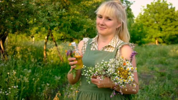 Eine Frau Stellt Kräutertinktur Her Selektiver Fokus Natur — Stockvideo