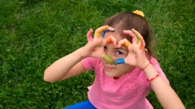 Çocuk elleri boya çizerek park ediyor. Seçici odaklanma. Çocuk.