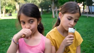 Bir çocuk parkta dondurma yer. Seçici odaklanma. Çocuk.