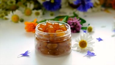 Homeopati ve diyet takviyeleri ile şifalı bitkiler. Seçici odaklanma. Doğa.