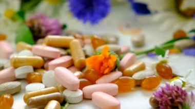 Homeopati ve diyet takviyeleri ile şifalı bitkiler. Seçici odaklanma. Doğa.