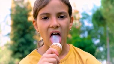 Bir çocuk parkta dondurma yer. Seçici odaklanma. Çocuk.