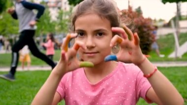 Çocuk elleri boya çizerek park ediyor. Seçici odaklanma. Çocuk.