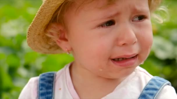 Παιδί Κλαίει Στο Πάρκο Επιλεκτική Εστίαση Παιδί — Αρχείο Βίντεο