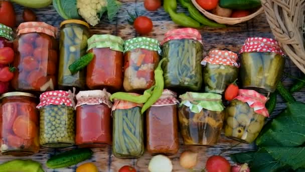 Βάζες Διατηρημένα Λαχανικά Για Χειμώνα Επιλεκτική Εστίαση Τρόφιμα — Αρχείο Βίντεο