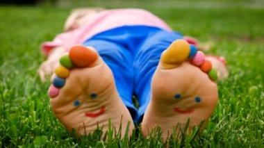 Çimlerin üzerindeki çocuk resim çiziyor. Seçici odaklanma. Çocuk.