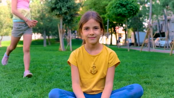 Les Enfants Jouent Dans Parc Sur Herbe Concentration Sélective Nature — Video