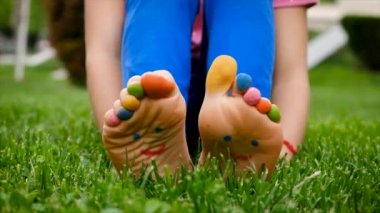 Çimlerin üzerindeki çocuk resim çiziyor. Seçici odaklanma. Çocuk.