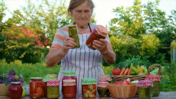 Ηλικιωμένη Γυναίκα Συντηρεί Λαχανικά Επιλεκτική Εστίαση Άνθρωποι — Αρχείο Βίντεο