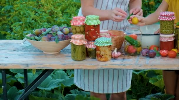 Woman Jar Preserved Vegetables Winter Mother Daughter Food — Vídeos de Stock