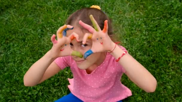 Kinderhanden Parkeren Tekenen Verf Selectieve Focus Jongen — Stockvideo