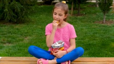 Çocuk parkta cips yiyor. Seçici odaklanma. Çocuk.